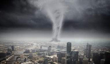 Tornado şehir üzerinde