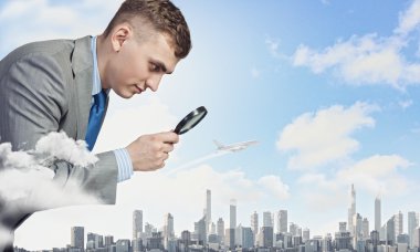 Büyüteç'te görünen adam