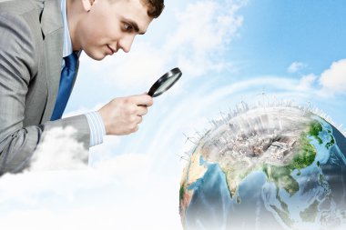 Büyüteç'te görünen adam