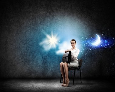 iş kadını sandalyede