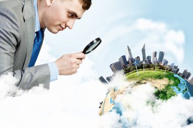 Büyüteç'te görünen adam