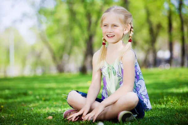 Niña en el parque — Foto de Stock