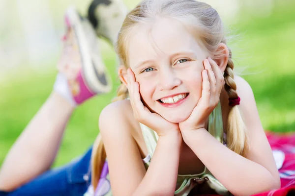 Petite fille dans le parc — Photo