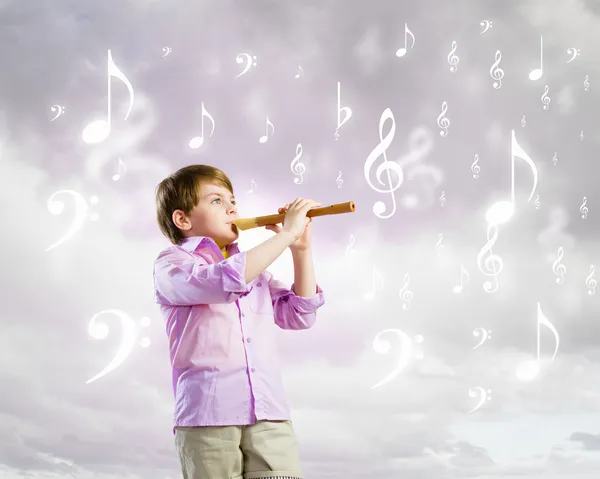 Niño con flauta — Foto de Stock