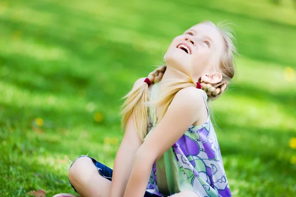 Little girl in park — Stock Photo, Image