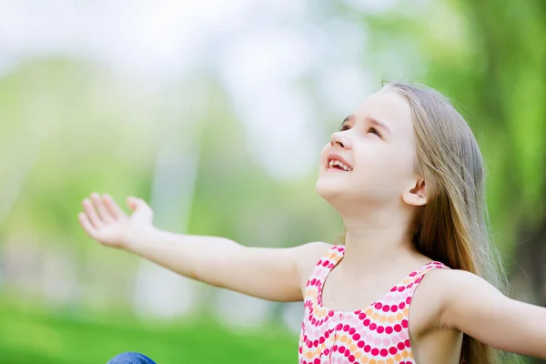 Little girl in park — Stock Photo, Image