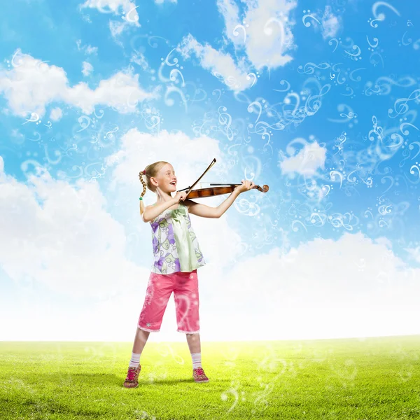 소녀 연주 바이올린 — 스톡 사진