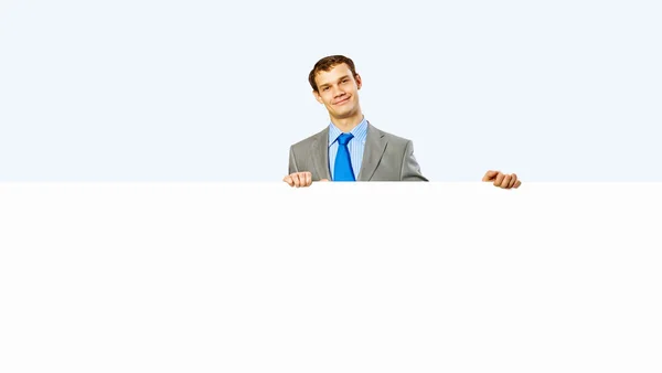 Empresário segurando banner em branco — Fotografia de Stock