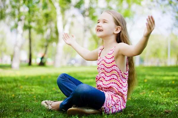 Kleines Mädchen im Park — Stockfoto