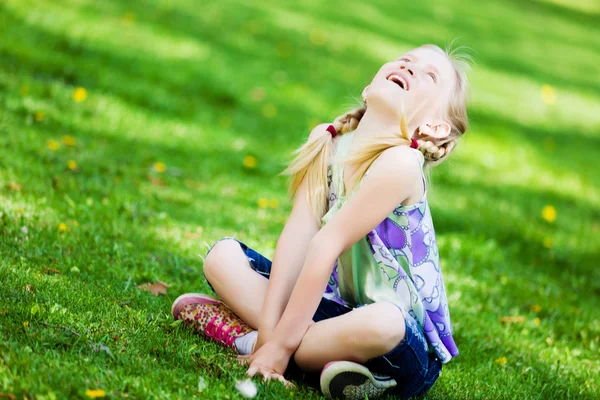 Little girl in park — Stock Photo, Image