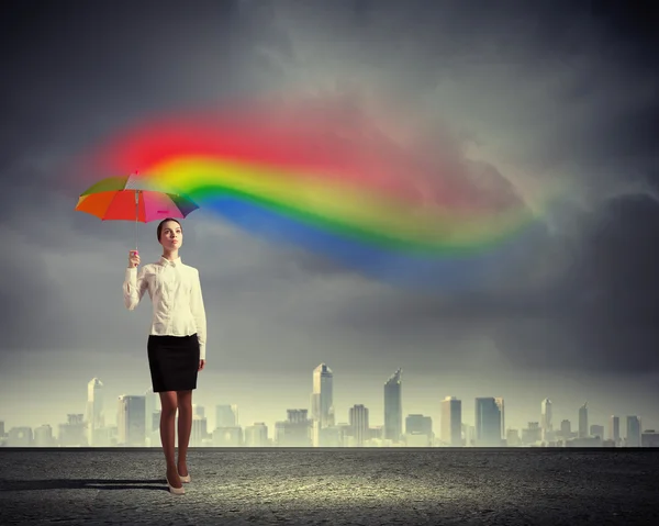 Jovem empresária segurando um guarda-chuva — Fotografia de Stock