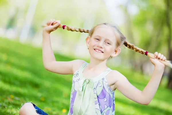 Little girl in park — Stock Photo, Image