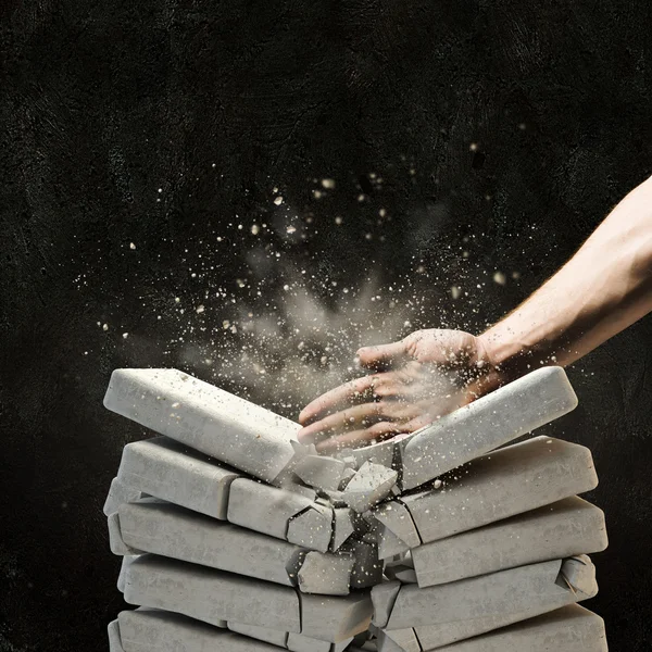 кирпич в руке. ломать кирпич. ломать кирпич. разбитый кирпич. разбить кирпич.