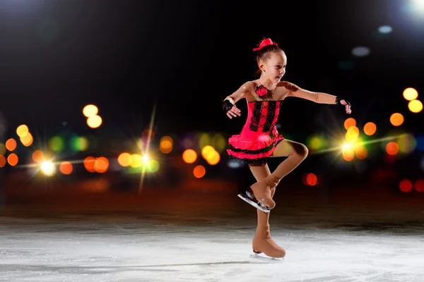 Kleines Mädchen im Eiskunstlauf — Stockfoto