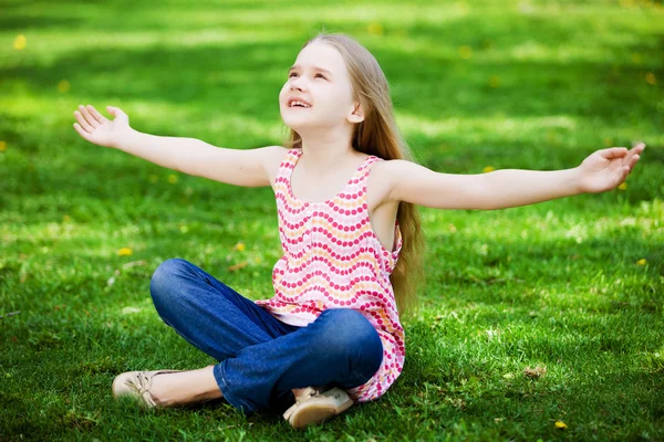 Little girl in park — Stock Photo, Image