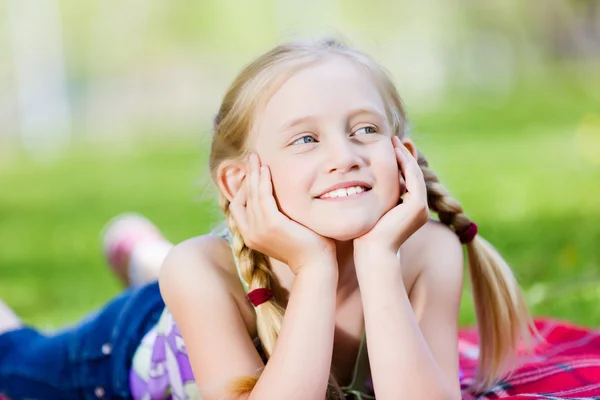 Petite fille dans le parc — Photo