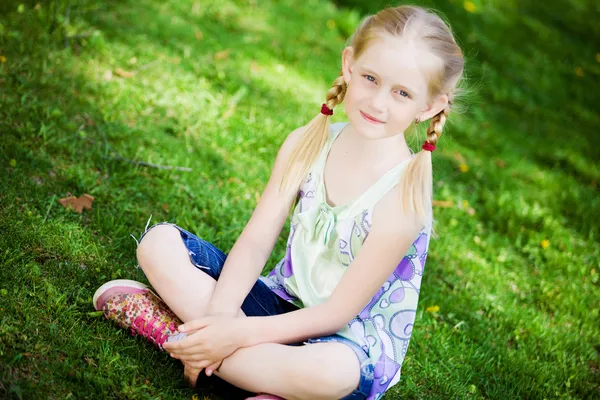 Little girl in park — Stock Photo, Image