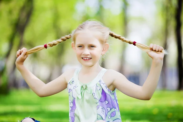 Liten flicka i parken — Stockfoto