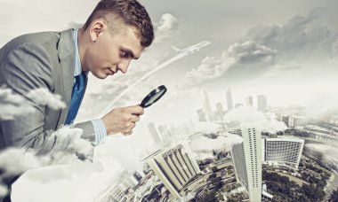 Büyüteç'te görünen adam