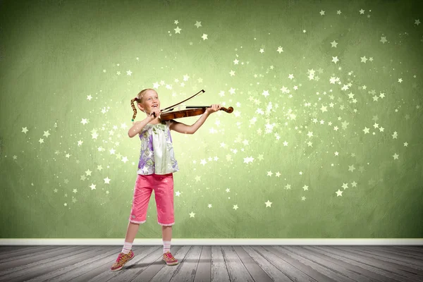 Menina tocando violino — Fotografia de Stock