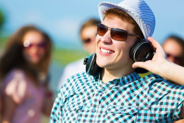 Kulaklıklı genç adam.