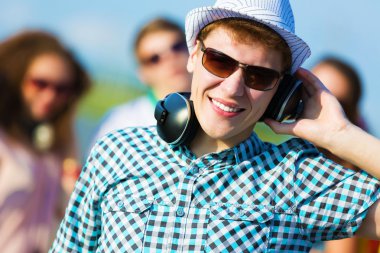 Kulaklıklı genç adam.