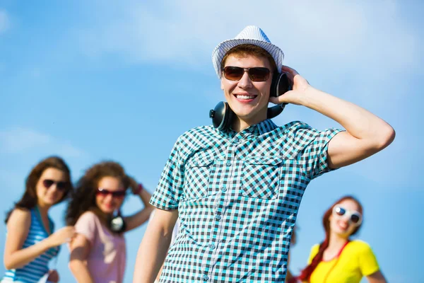 Jovem com fones de ouvido — Fotografia de Stock