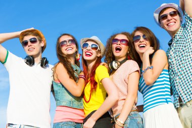 bir grup genç insan