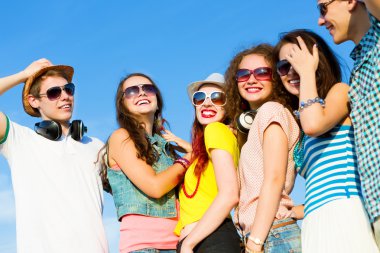 bir grup genç insan