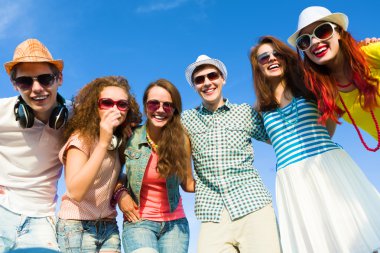 bir grup genç insan