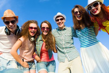 bir grup genç insan