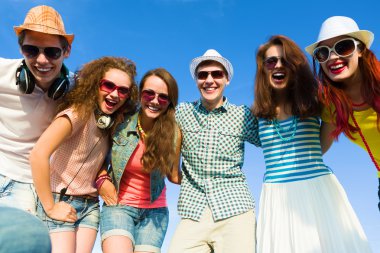 bir grup genç insan