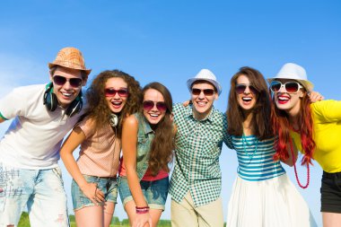 bir grup genç insan