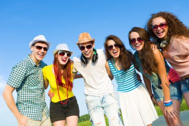 bir grup genç insan