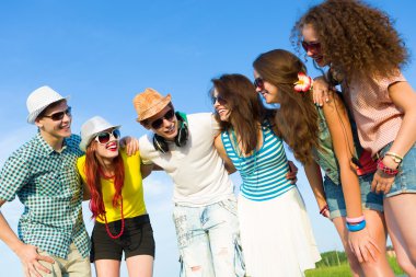 bir grup genç insan