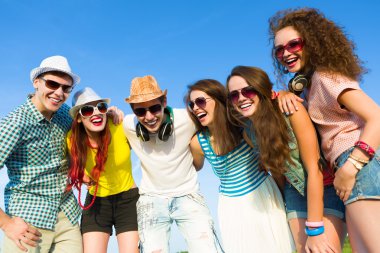 bir grup genç insan