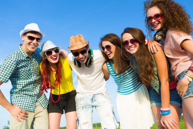 bir grup genç insan