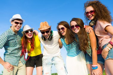 bir grup genç insan