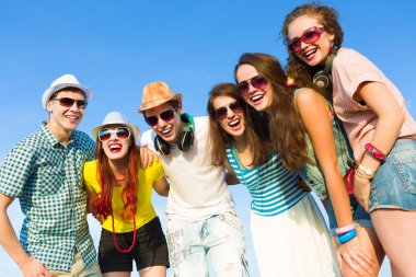 bir grup genç insan