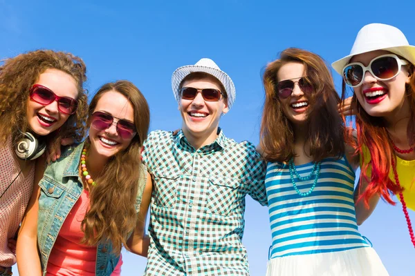 Gruppe junger Menschen — Stockfoto