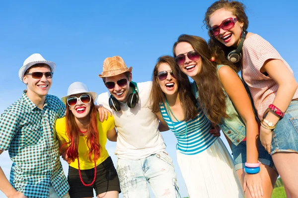 Gruppe junger Menschen — Stockfoto