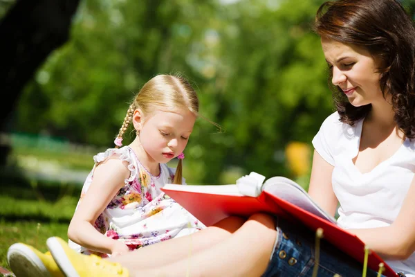 Kind mit Mama — Stockfoto