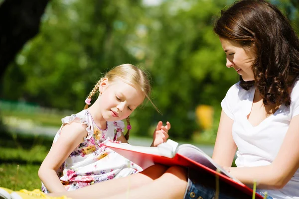 Enfant avec maman — Photo