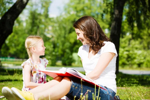 Kid met moeder — Stockfoto