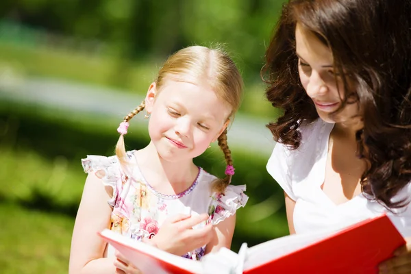 Kid met moeder — Stockfoto