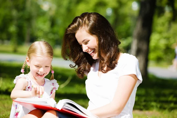 Kid with mom — Stock Photo, Image