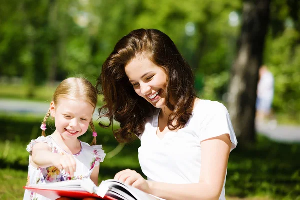 Enfant avec maman — Photo