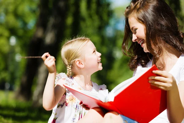 Kid met moeder — Stockfoto