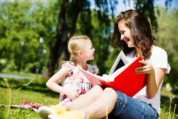 Kid met moeder — Stockfoto