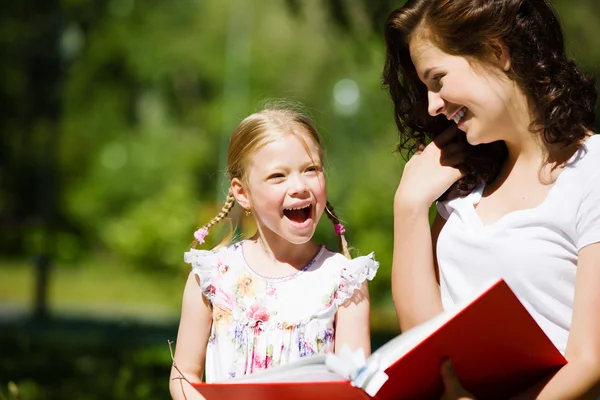 Kid met moeder — Stockfoto